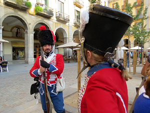VIII Festa Reviu els Setges Napole&ograve;nics de Girona. Concentraci&oacute; dels grups de recreaci&oacute; a la pla&ccedil;a de la Independ&egrave;ncia