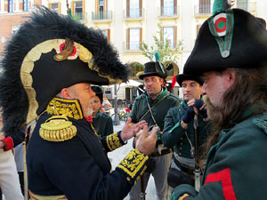 VIII Festa Reviu els Setges Napole&ograve;nics de Girona. Concentraci&oacute; dels grups de recreaci&oacute; a la pla&ccedil;a de la Independ&egrave;ncia