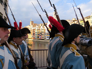 VIII Festa Reviu els Setges Napole&ograve;nics de Girona. Concentraci&oacute; dels grups de recreaci&oacute; a la pla&ccedil;a de la Independ&egrave;ncia