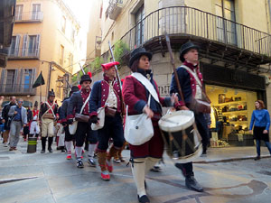 VIII Festa Reviu els Setges Napole&ograve;nics de Girona. Concentraci&oacute; dels grups de recreaci&oacute; a la pla&ccedil;a de la Independ&egrave;ncia