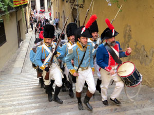 VIII Festa Reviu els Setges Napole&ograve;nics de Girona. Concentraci&oacute; dels grups de recreaci&oacute; a la pla&ccedil;a de la Independ&egrave;ncia