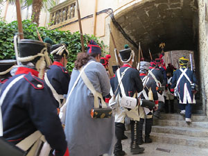 VIII Festa Reviu els Setges Napole&ograve;nics de Girona. Concentraci&oacute; dels grups de recreaci&oacute; a la pla&ccedil;a de la Independ&egrave;ncia