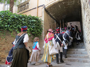 VIII Festa Reviu els Setges Napole&ograve;nics de Girona. Concentraci&oacute; dels grups de recreaci&oacute; a la pla&ccedil;a de la Independ&egrave;ncia