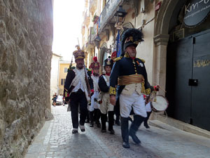 VIII Festa Reviu els Setges Napole&ograve;nics de Girona. Concentraci&oacute; dels grups de recreaci&oacute; a la pla&ccedil;a de la Independ&egrave;ncia