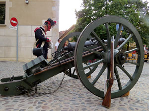 VIII Festa Reviu els Setges Napole&ograve;nics de Girona. Inici de la recreaci&oacute; a la pla&ccedil;a de Sant Dom&egrave;nec