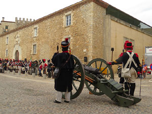 VIII Festa Reviu els Setges Napole&ograve;nics de Girona. Inici de la recreaci&oacute; a la pla&ccedil;a de Sant Dom&egrave;nec