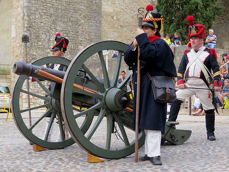 VIII Festa Reviu els Setges Napole&ograve;nics de Girona. Inici de la recreaci&oacute; a la pla&ccedil;a de Sant Dom&egrave;nec