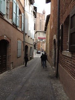 Carrer del Barri Vell amb la catedral de Santa Cecília al fons