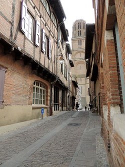 Carrer del Barri Vell amb la catedral de Santa Cecília al fons