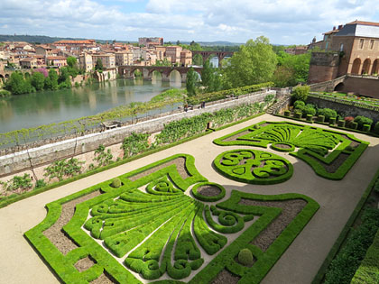 Jardins del Palau de la Berbie. Al fons, sobre el Tarn, el Pont Vell