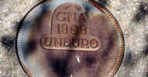 Escultura de la moneda del duro de Girona inclosa al sòl de la plaça de l'U d'octubre de 2017