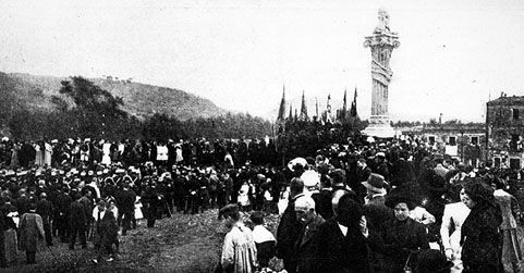 Missa de campanya al peu del monument de l'Exèrcit als defensors de 1808 i 1809 durant els actes de commemoració del centenari dels Setges de Girona. 1909. El lleó i la columna eren provisionals