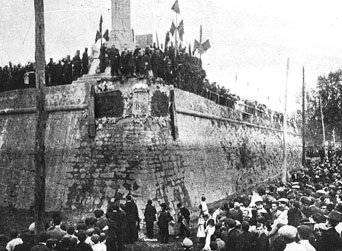 Acte de descobriment de les dues làpides col·locades al peu del monument de l'Exèrcit als defensors de 1808 i 1809 durant els actes de commemoració del centenari dels Setges de Girona. 1909