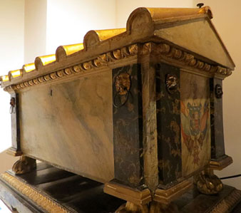 Sepulcre provisional d'Álvarez de Castro. Ca. 1810. Fusta policromada i metall
