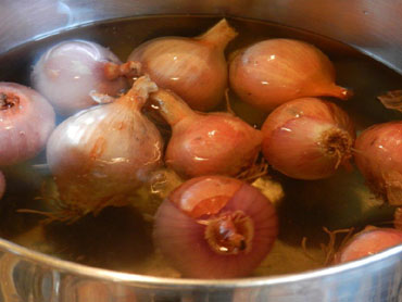Escaldant les cebetes per pelar-les