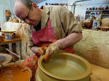 Josep Mestres de Quart, fent una cassola