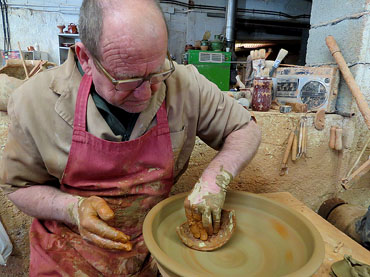 Josep Mestres de Quart, fent una cassola