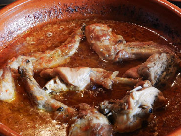 El conill amb olives estofant-se