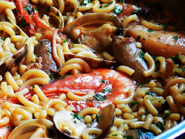 Fideus a la cassola de carn i peix