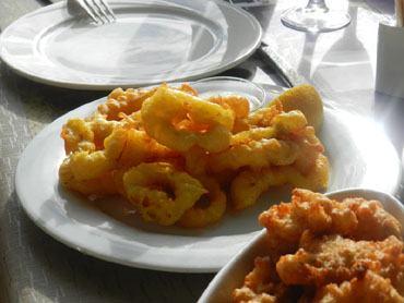 Calamars a la romana i brunyols de bacallà