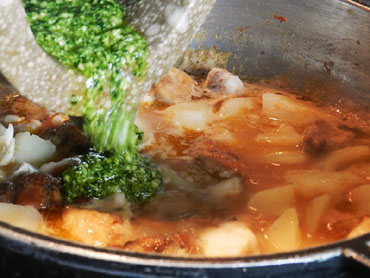 Abocant la picada al suquet de cap de rap
