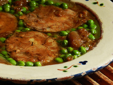 Xai rostit amb pèsols al plat