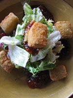 Amanida de formatge Brie amb confit de tomàquet