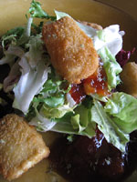 Amanida de formatge Brie amb confit de tomàquet