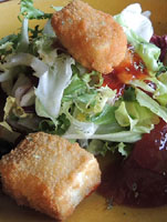 Amanida de formatge Brie amb confit de tomàquet