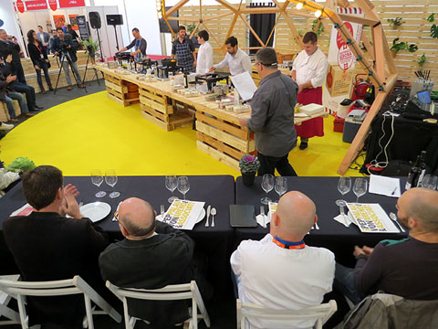 Els concursants preparant els arrossos davant el jurat