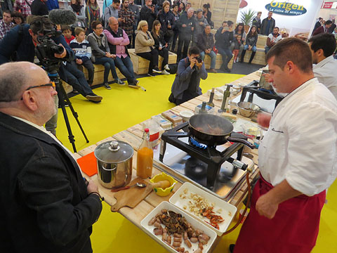 Els concursants preparant els arrossos davant el jurat
