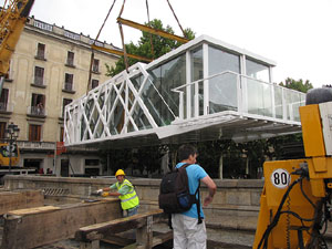 El Vol, espai gastron&ograve;mic. El muntatge sobre el riu Onyar