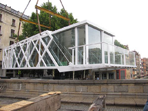 El Vol, espai gastron&ograve;mic. El muntatge sobre el riu Onyar