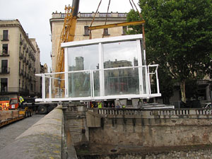 El Vol, espai gastron&ograve;mic. El muntatge sobre el riu Onyar