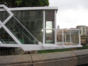 El Vol, espai gastron&ograve;mic. El muntatge sobre el riu Onyar