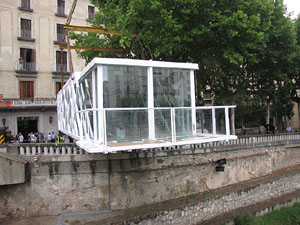 El Vol, espai gastron&ograve;mic. El muntatge sobre el riu Onyar