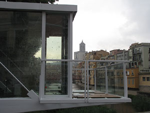 El Vol, espai gastron&ograve;mic. El muntatge sobre el riu Onyar