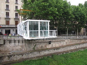 El Vol, espai gastron&ograve;mic. El muntatge sobre el riu Onyar