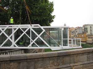 El Vol, espai gastron&ograve;mic. El muntatge sobre el riu Onyar