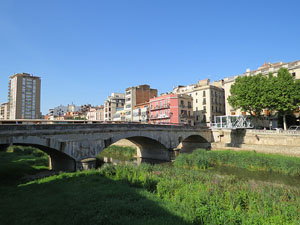 El Vol, espai gastron&ograve;mic. El muntatge sobre el riu Onyar