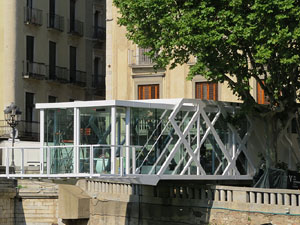 El Vol, espai gastron&ograve;mic. El muntatge sobre el riu Onyar