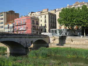 El Vol, espai gastron&ograve;mic. El muntatge sobre el riu Onyar