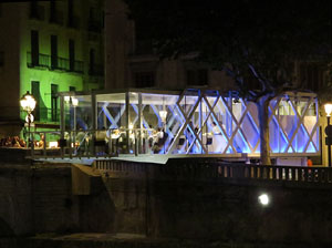 El Vol, espai gastron&ograve;mic. El muntatge sobre el riu Onyar