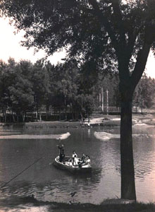 La família Crescenti Gironella al pas de la barca de llibant de Bescanó. 1935