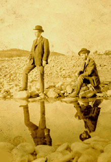 Miquel de Palol Felip amb Ramon de Berenguer, propietari de la Central elèctrica de Bescanó, a la riba del Ter al seu pas per la central. 1912-1939