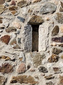 Detall de la façana de l'església parroquial de Sant Quirze i Santa Julita