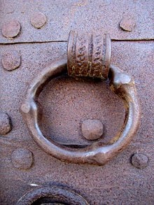 Detall de la porta de l'església parroquial de Sant Quirze i Santa Julita