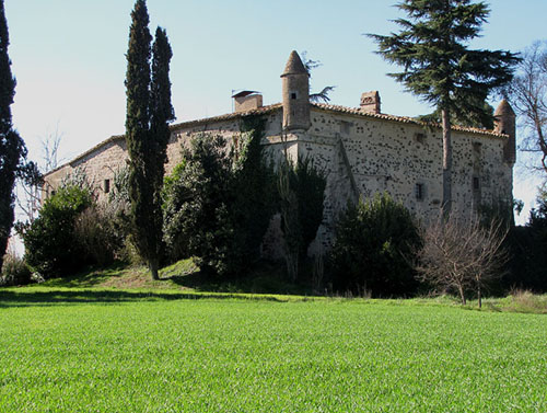 La Torre Llupiana, fortificada, amb pati i garites, construïda poc després de la guerra dels Remences