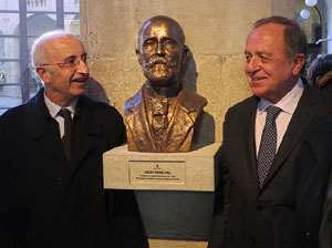 Inauguraci&oacute; d'un bust d'Agust&iacute; Riera i Pau, obra de Ci&oacute;  Abell&iacute; a la Diputaci&oacute; de Girona