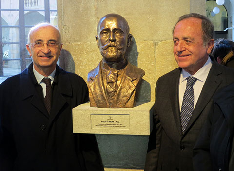 El president de la Diputació, Joan Giraut, i un nét d'Agustí Riera i Pau, Gabriel Riera Matute, al costat del bust inaugurat